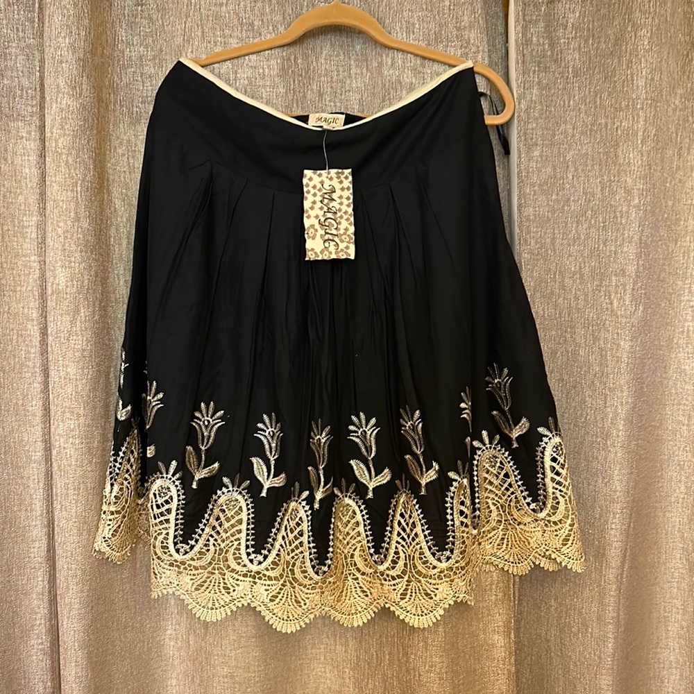 Magic Size L knee length skirt NWT